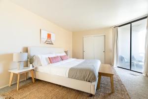 - une chambre avec un lit et une grande fenêtre dans l'établissement Belmont by AvantStay 3BR Home on Mission Beach Ocean Views, à San Diego