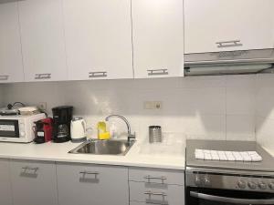 Una cocina o cocineta en Apt w/ View of OlympusZeusTemple/4BEDR-3BATH-2KITC