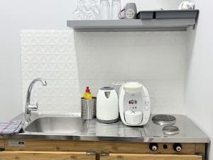 Una cocina o cocineta en Apt w/ View of OlympusZeusTemple/4BEDR-3BATH-2KITC