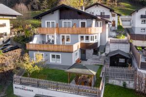 widok z góry na dom w obiekcie Appartements DAS RETTENBACHER w Schladming