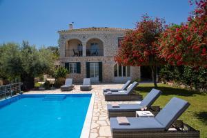 eine Villa mit einem Pool vor einem Haus in der Unterkunft Aloni Villas Sea View in Katouna