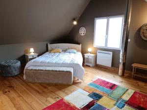- une chambre avec un lit, 2 tables de nuit et une fenêtre dans l'établissement Maison OPTIKU CORMEILLES, à Cormeilles