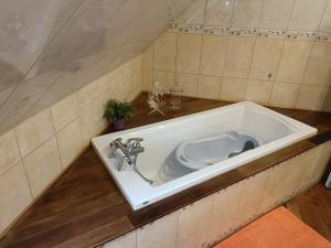 W łazience znajduje się wanna z umywalką. w obiekcie Maison OPTIKU CORMEILLES w mieście Cormeilles