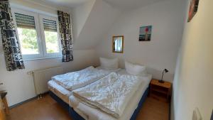 Postel nebo postele na pokoji v ubytování Ferienwohnung Weitblick Breege