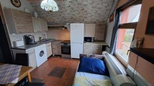 Diósd的住宿－Sárkány Lak，小厨房配有白色冰箱和桌子