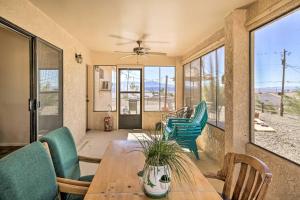 Χώρος καθιστικού στο Game Room and Mtn Views Lake Havasu Escape!
