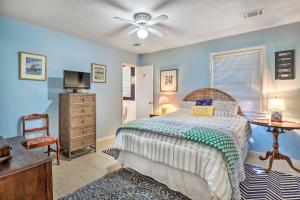 een slaapkamer met een bed, een televisie en een dressoir bij Rustic Beaufort Home with Stunning Marsh Views! in Beaufort +19 foto's