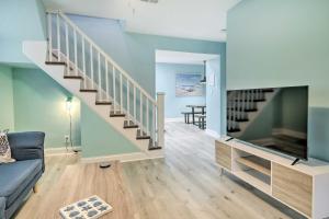 un soggiorno con scala e TV di Updated North Beach Cottage Pet Friendly! a Deale