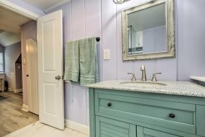 un bagno con lavandino e specchio di Updated North Beach Cottage Pet Friendly! a Deale Altre 23 foto