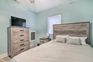 um quarto com uma cama grande e uma cómoda em Updated North Beach Cottage Pet Friendly! em Deale