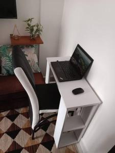 un escritorio blanco con un ordenador portátil encima en Serene Studio Near JKIA/SGR, en Nairobi