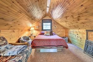 een slaapkamer met een bed in een houten hut bij Secluded Cresco Cabin with Deck and Forest Views! in Cresco