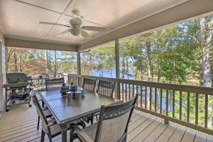 porche con mesa, sillas y ventilador de techo en Lakefront Lineville Retreat with Private Dock!, en Lineville