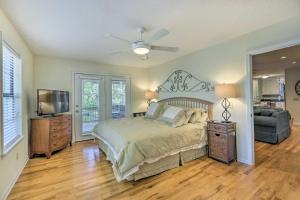 Un pat sau paturi într-o cameră la Lakefront Lineville Retreat with Private Dock!