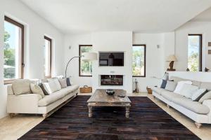 Una sala de estar con dos sofás y una mesa de café. en Exclusive Luxury Villa South Facing Vista De Muntanya 6 Bedrooms A Few Minutes Drive To The Beach San Jose, en Sant Josep de sa Talaia