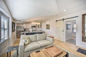 Η κουζίνα ή μικρή κουζίνα στο Walk to Town - Castle Rock Cottage!