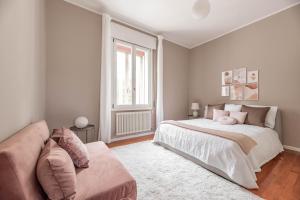 een slaapkamer met een bed en een bank bij Specola Magical View Apartment in Padua