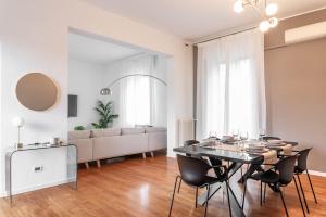 een woonkamer met een tafel en een bank bij Specola Magical View Apartment in Padua