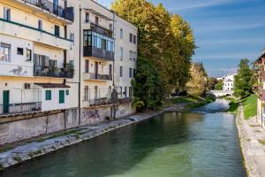 een rivier in een stad met gebouwen bij Specola Magical View Apartment in Padua