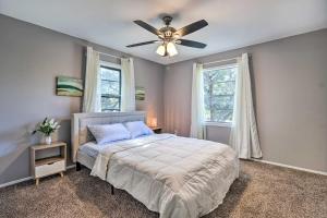 Schlafzimmer mit einem Bett und einem Deckenventilator in der Unterkunft Charming Home with Deck Less Than 1 Mi to Belton Lake! in Belton