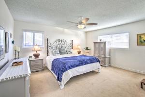 Un dormitorio con una cama y un ventilador de techo. en Oceanfront Escape Steps to Imperial Beach!, en Imperial Beach