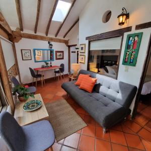 - un salon avec un canapé et une table dans l'établissement Casita Artemisa - Tiny House Romántica y Mágica, à Villa de Leyva