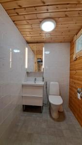 Ein Badezimmer in der Unterkunft Villa Mustaniemi