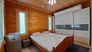 Ein Bett oder Betten in einem Zimmer der Unterkunft Villa Mustaniemi