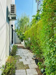 Photo de la galerie de l'établissement 清迈二环精装修温馨四卧三卫学区房别墅wifi院子停车位, à Chiang Mai 11 autres photos