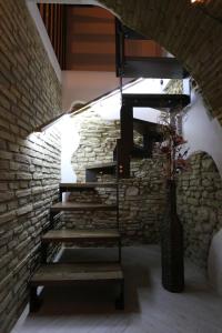 una rampa di scale in un muro di mattoni con un vaso di PETITE MAISON a Lanciano