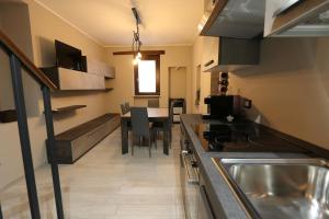 eine Küche mit einem Tisch und einem Esszimmer in der Unterkunft PETITE MAISON in Lanciano
