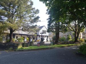 Saddle Cottage في بينزانس: منزل على جانب شارع به اشجار