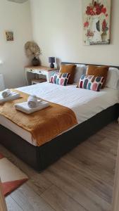 Un pat sau paturi într-o cameră la Upper Rosemount Lodge
