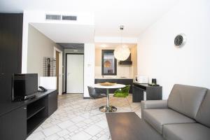 Posezení v ubytování CasAlbergo - Superior Lake Apartments by LVG Hotel Collection