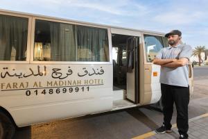 Um homem está em frente a uma carrinha. em Faraj Almadina Hotel em Medina