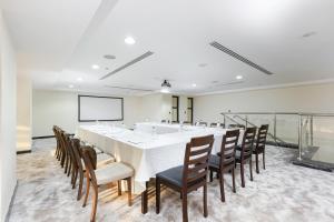 a large conference room with a long table and chairs at Faraj Almadina Hotel in Al Madinah