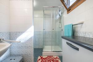 a bathroom with a shower with a glass door at Villa Maladroxia in Maladroscia