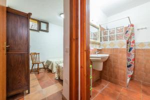 サンタンティーオコにあるDomus de Janasのバスルーム(洗面台、トイレ付)