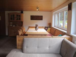 - une salle à manger avec une table et un canapé dans l'établissement Landhaus Ossi, à Gaschurn