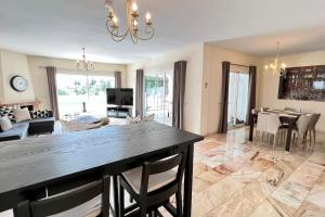 A television and/or entertainment centre at Villa Scenic with Private Pool - Sleeps 8
