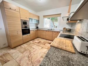 A kitchen or kitchenette at Villa Scenic with Private Pool - Sleeps 8