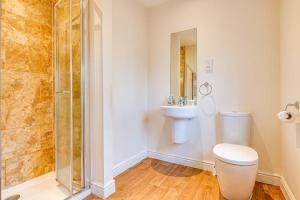 een badkamer met een toilet, een wastafel en een douche bij Cosy 2 Bedroom Home in Wigan in Wigan