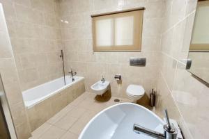 A bathroom at Villa Scenic with Private Pool - Sleeps 8