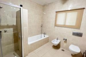 A bathroom at Villa Scenic with Private Pool - Sleeps 8