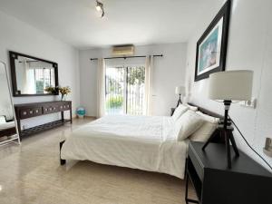 A bed or beds in a room at Villa Scenic with Private Pool - Sleeps 8