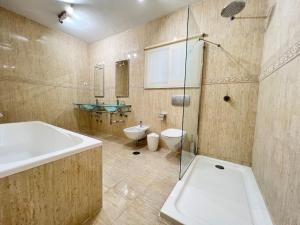 A bathroom at Villa Scenic with Private Pool - Sleeps 8