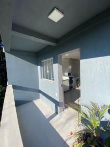 una casa con una pared azul y una ventana en Vista da Serra., en Gramado