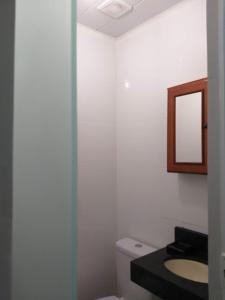 y baño con lavabo y espejo. en Casa completa em Peró!, en Cabo Frío