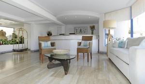 Ruang duduk di MR Mar Suites (ex Neruda Mar Suites)