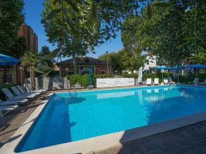 Bazén v ubytování Dasamo Hotel - Dada Hotels nebo v jeho okolí